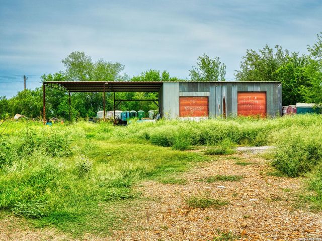 1507 Jourdanton Ave, Jourdanton, TX 78026