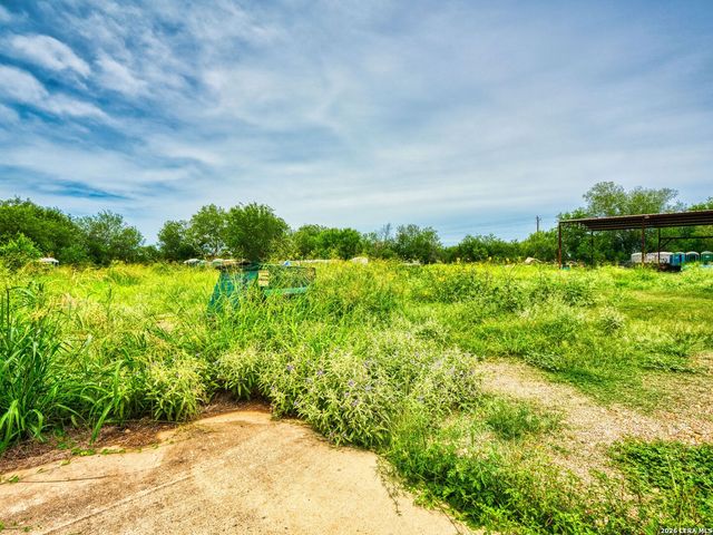 1507 Jourdanton Ave, Jourdanton, TX 78026