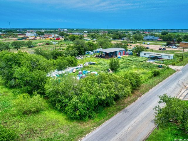 1507 Jourdanton Ave, Jourdanton, TX 78026