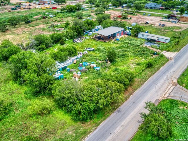 1507 Jourdanton Ave, Jourdanton, TX 78026