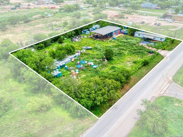 1507 Jourdanton Ave, Jourdanton, TX 78026