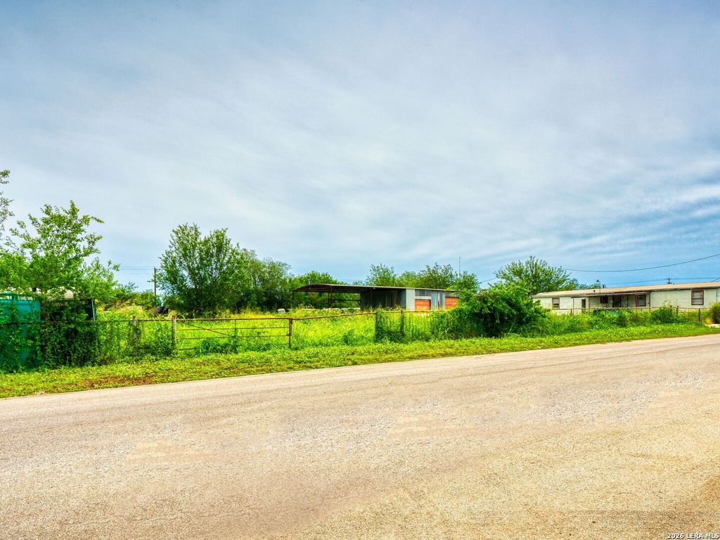 1507 Jourdanton Ave, Jourdanton, TX 78026