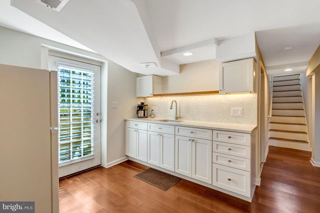 4029 WOODLAND DR, Fairfax, VA 22030