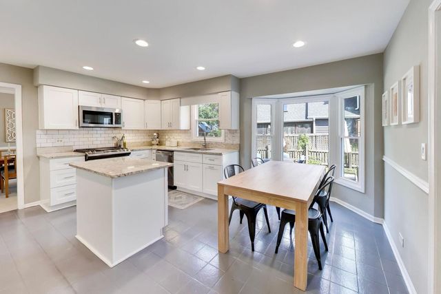 925 Hidden Lake Road, Naperville, IL 60565
