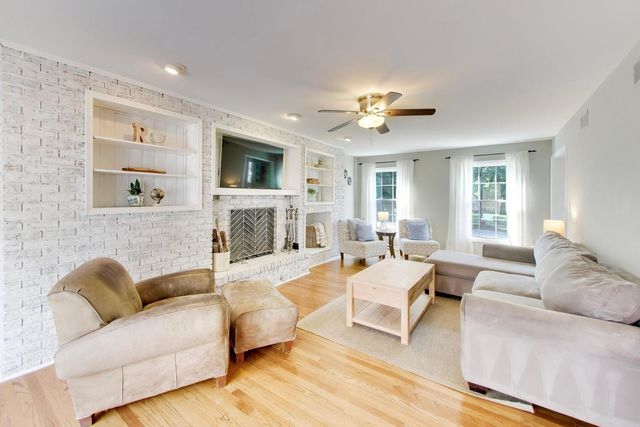 925 Hidden Lake Road, Naperville, IL 60565