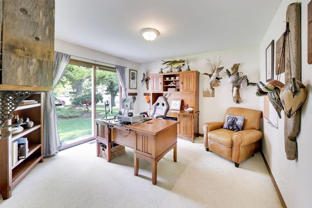 925 Hidden Lake Road, Naperville, IL 60565