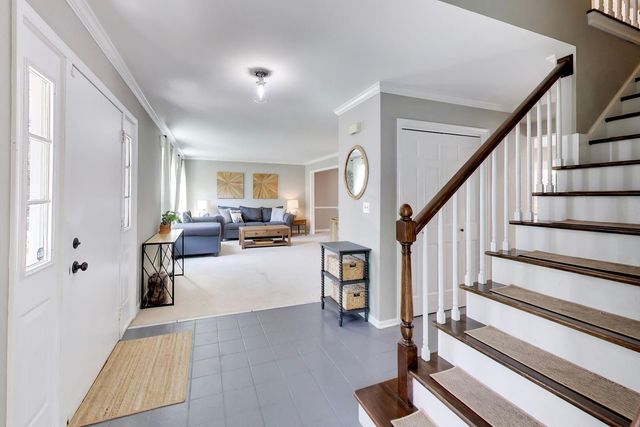 925 Hidden Lake Road, Naperville, IL 60565