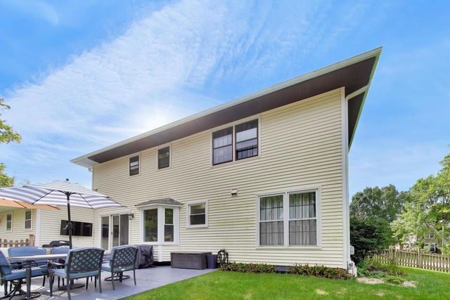 925 Hidden Lake Road, Naperville, IL 60565