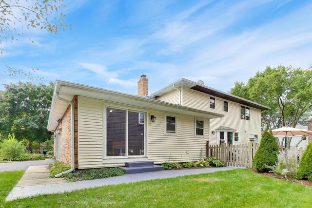 925 Hidden Lake Road, Naperville, IL 60565