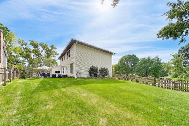 925 Hidden Lake Road, Naperville, IL 60565