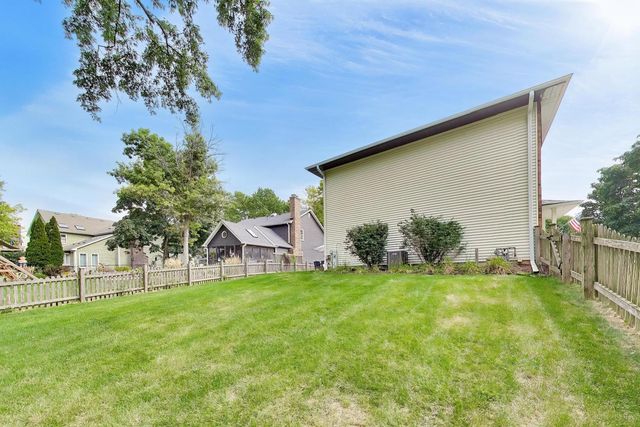 925 Hidden Lake Road, Naperville, IL 60565