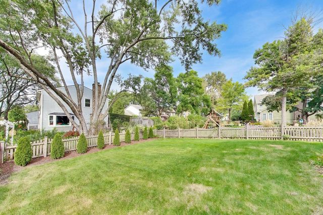 925 Hidden Lake Road, Naperville, IL 60565