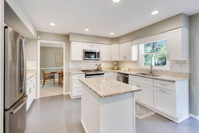 925 Hidden Lake Road, Naperville, IL 60565