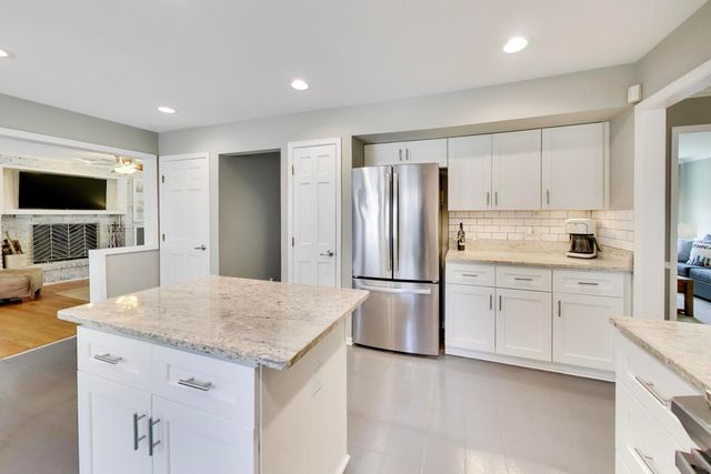 925 Hidden Lake Road, Naperville, IL 60565