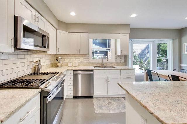 925 Hidden Lake Road, Naperville, IL 60565