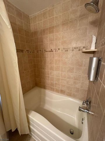 2 Chamonix Dr 213, Vernon Twp., NJ 07462