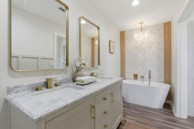 105 Willow DR, Flatonia, TX 78941