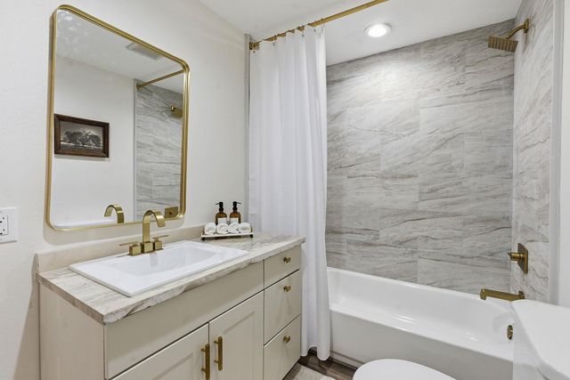 105 Willow DR, Flatonia, TX 78941