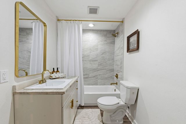 105 Willow DR, Flatonia, TX 78941