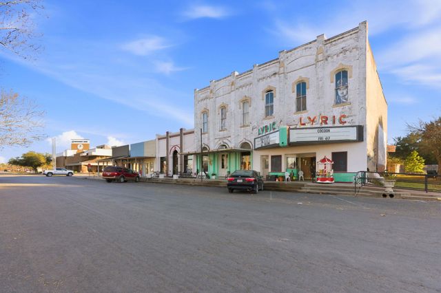 105 Willow DR, Flatonia, TX 78941