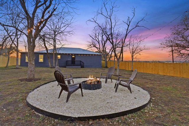 105 Willow DR, Flatonia, TX 78941