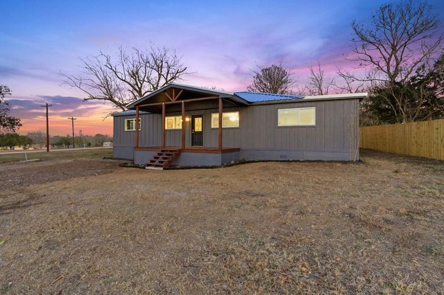105 Willow DR, Flatonia, TX 78941