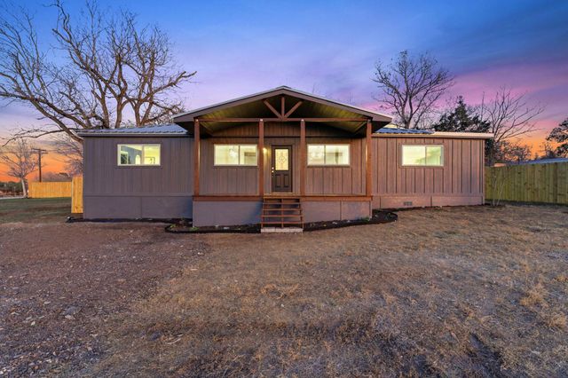 105 Willow DR, Flatonia, TX 78941