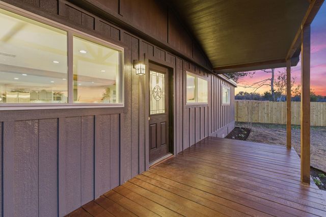 105 Willow DR, Flatonia, TX 78941