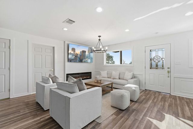 105 Willow DR, Flatonia, TX 78941