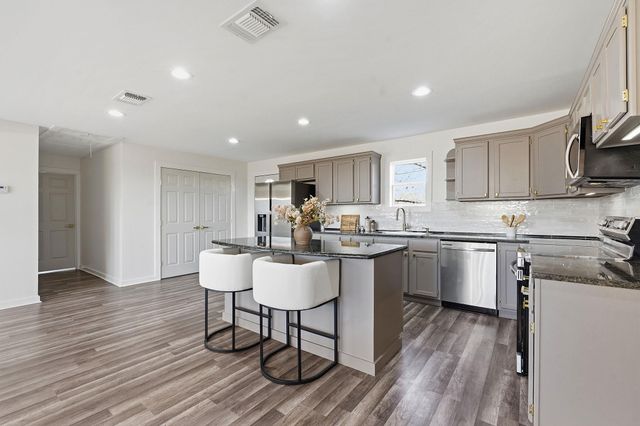 105 Willow DR, Flatonia, TX 78941