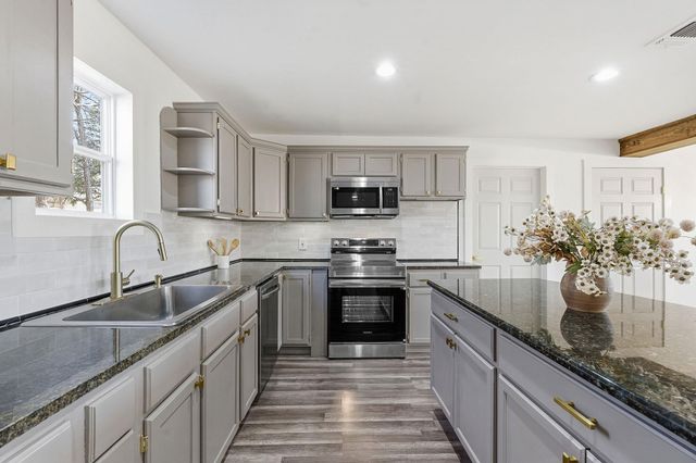 105 Willow DR, Flatonia, TX 78941