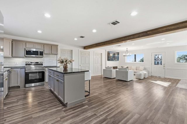 105 Willow DR, Flatonia, TX 78941