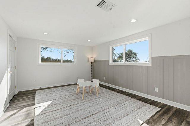 105 Willow DR, Flatonia, TX 78941