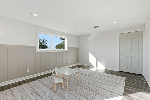 105 Willow DR, Flatonia, TX 78941