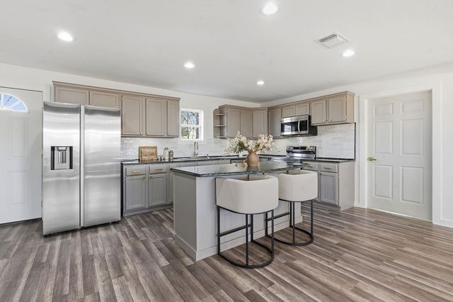 105 Willow DR, Flatonia, TX 78941