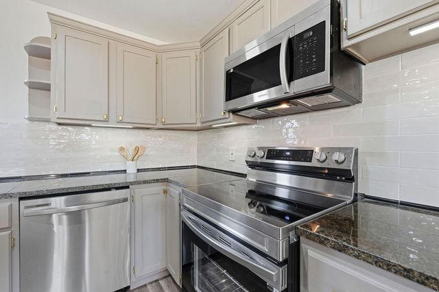 105 Willow DR, Flatonia, TX 78941