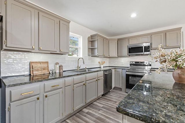 105 Willow DR, Flatonia, TX 78941