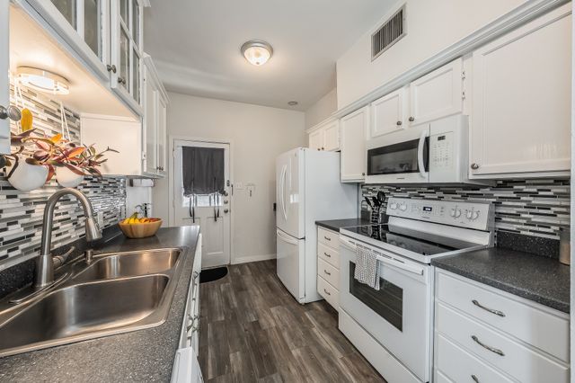 4415 Bellaire Drive S 203S, Fort Worth, TX 76109