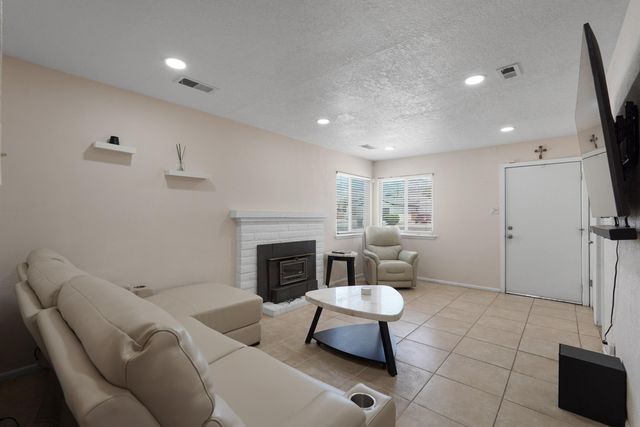 241 Shirley Street NE, Albuquerque, NM 87123