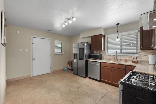 241 Shirley Street NE, Albuquerque, NM 87123