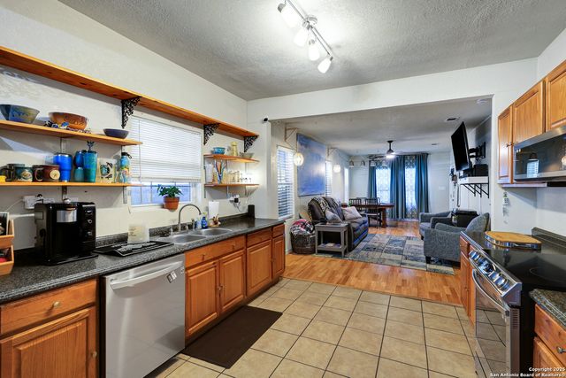 1026 W Lynwood, San Antonio, TX 78201