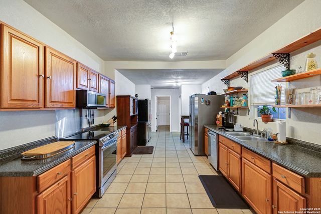 1026 W Lynwood, San Antonio, TX 78201