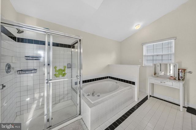 2 STONEHEDGE DR, East Windsor, NJ 08520