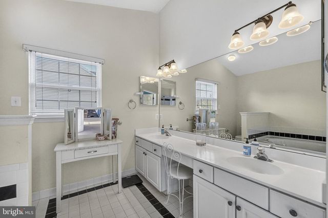 2 STONEHEDGE DR, East Windsor, NJ 08520