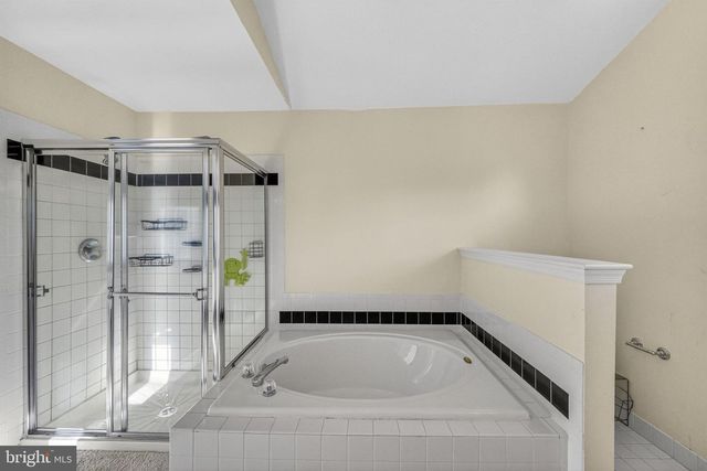 2 STONEHEDGE DR, East Windsor, NJ 08520