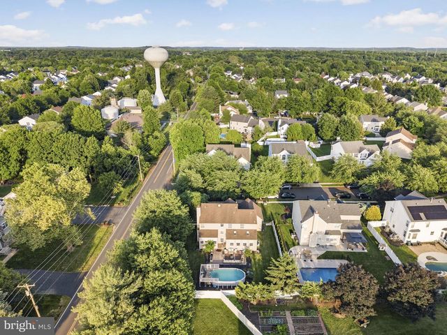 2 STONEHEDGE DR, East Windsor, NJ 08520
