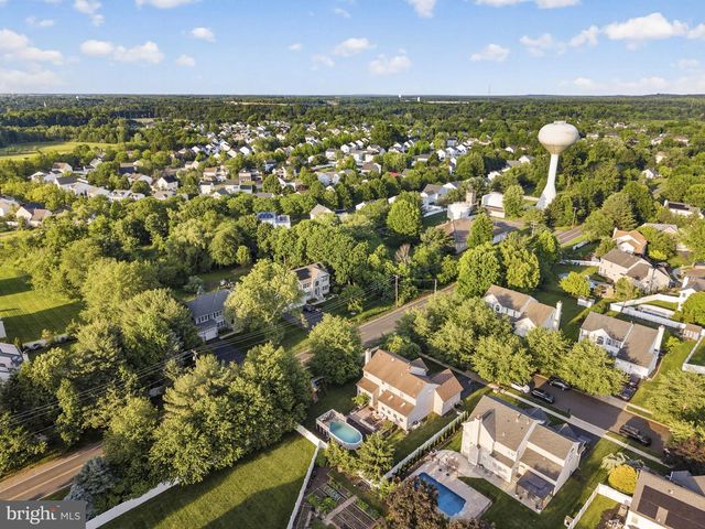 2 STONEHEDGE DR, East Windsor, NJ 08520