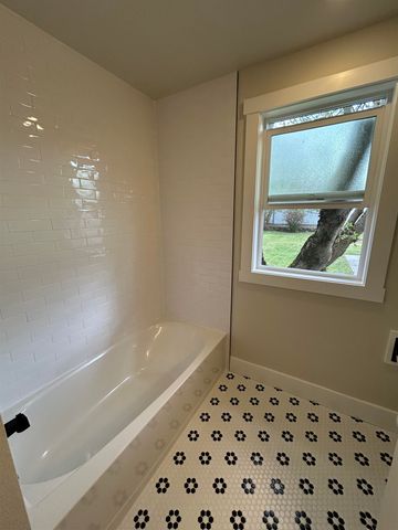 1028 E 40th Ave, Spokane, WA 99203