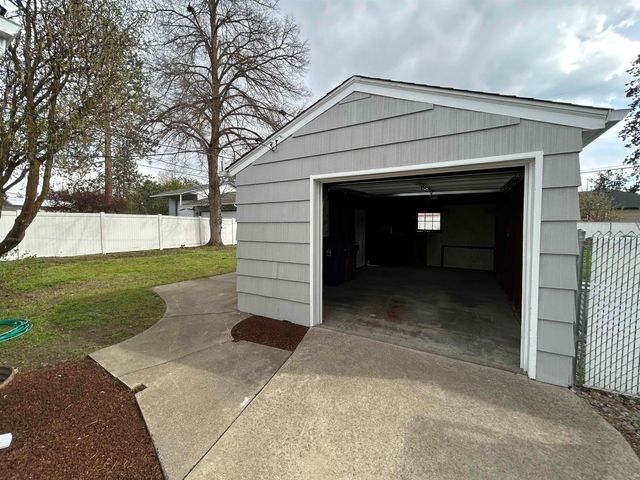 1028 E 40th Ave, Spokane, WA 99203