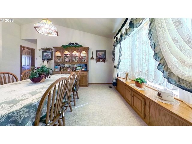 221 FOSTER Ln, Roseburg, OR 97470